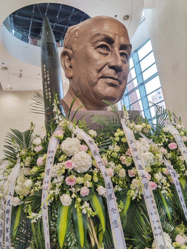 清明之际,鲜花与导弹伴着钱学森像,名人名物开金课,串起全国"大中小"