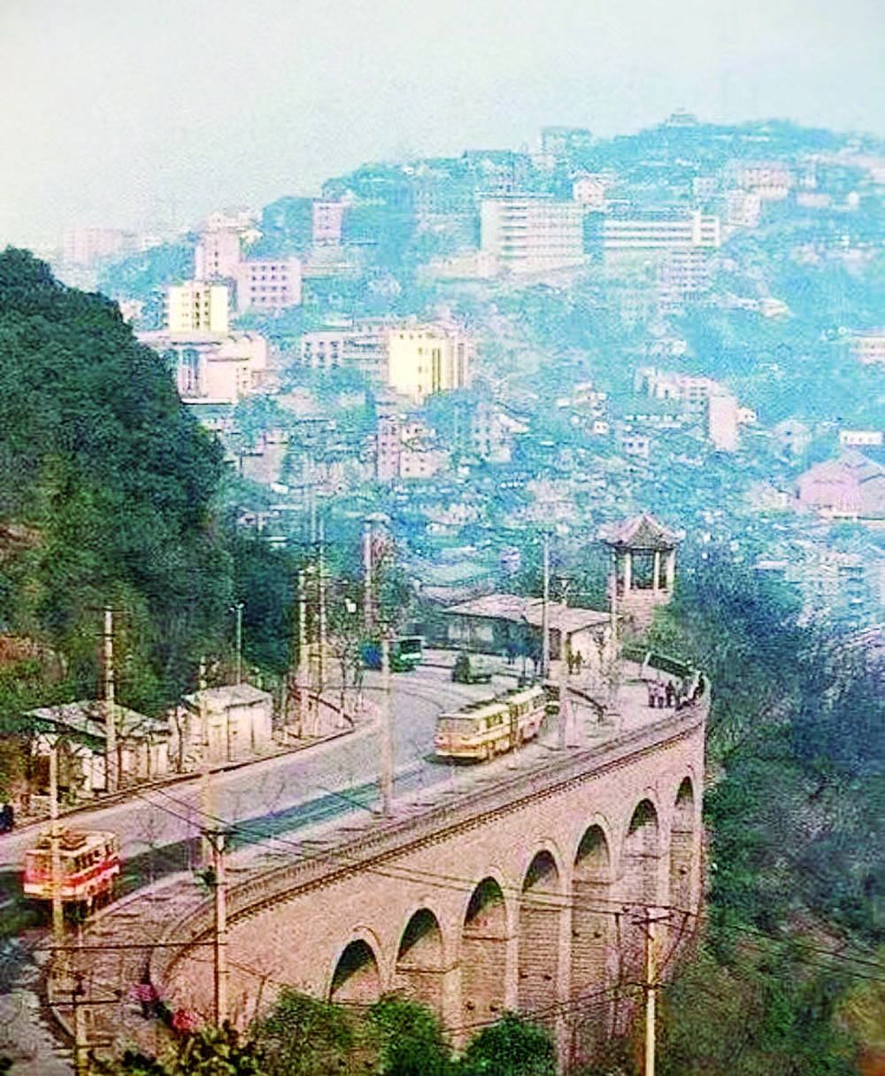 20世纪80年代的鹅岭七孔桥□张川耀已经消失的重庆山城宽银幕电影院