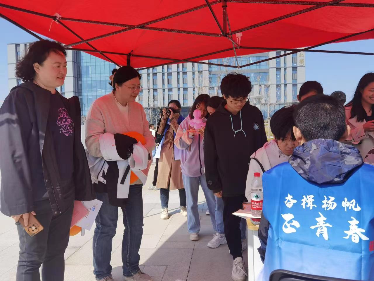 　　工程学院党委书记刘日霞(左一)、党委副书记于静(左二)于活动现场与同学们进行互动