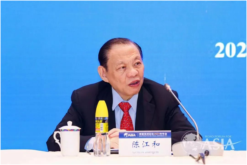 　　新加坡金鹰集团主席陈江和在会议上发言