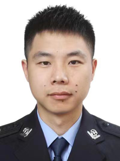 "斌仔"照片身着警服,一身正气这也是徐斌警察证上的证件照徐斌牺牲后