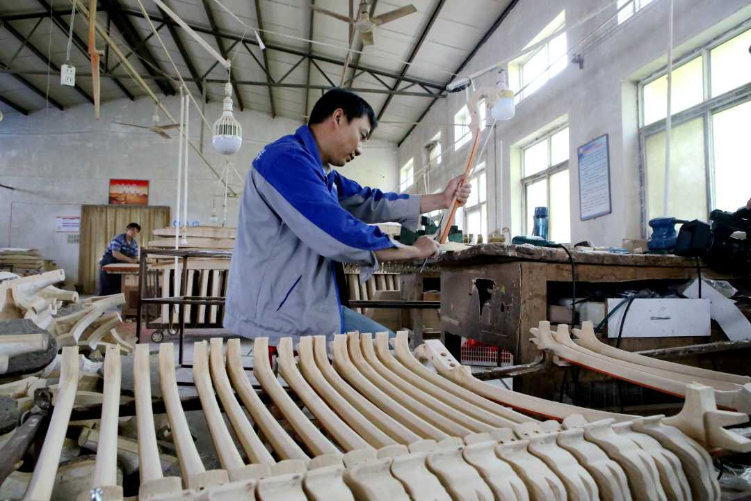 乐之洋乐器制造有限公司工人在制作二胡琴杆.