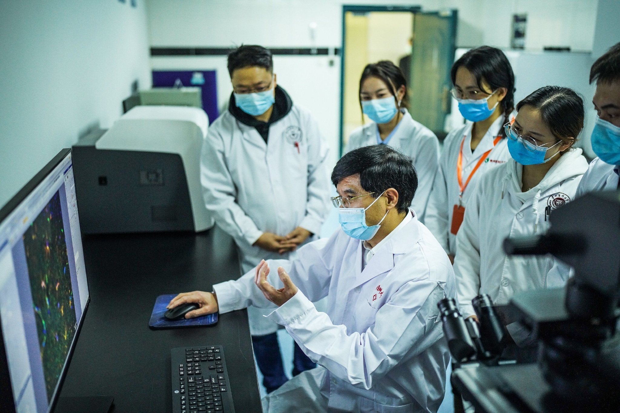 贵州医科大学分子生物学重点实验室正进行师生交流&nbsp;新华社记者