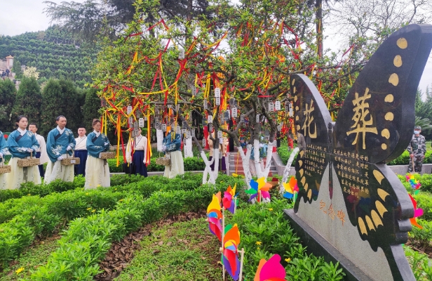 德阳市龙井公墓举办公益花葬活动.资料图