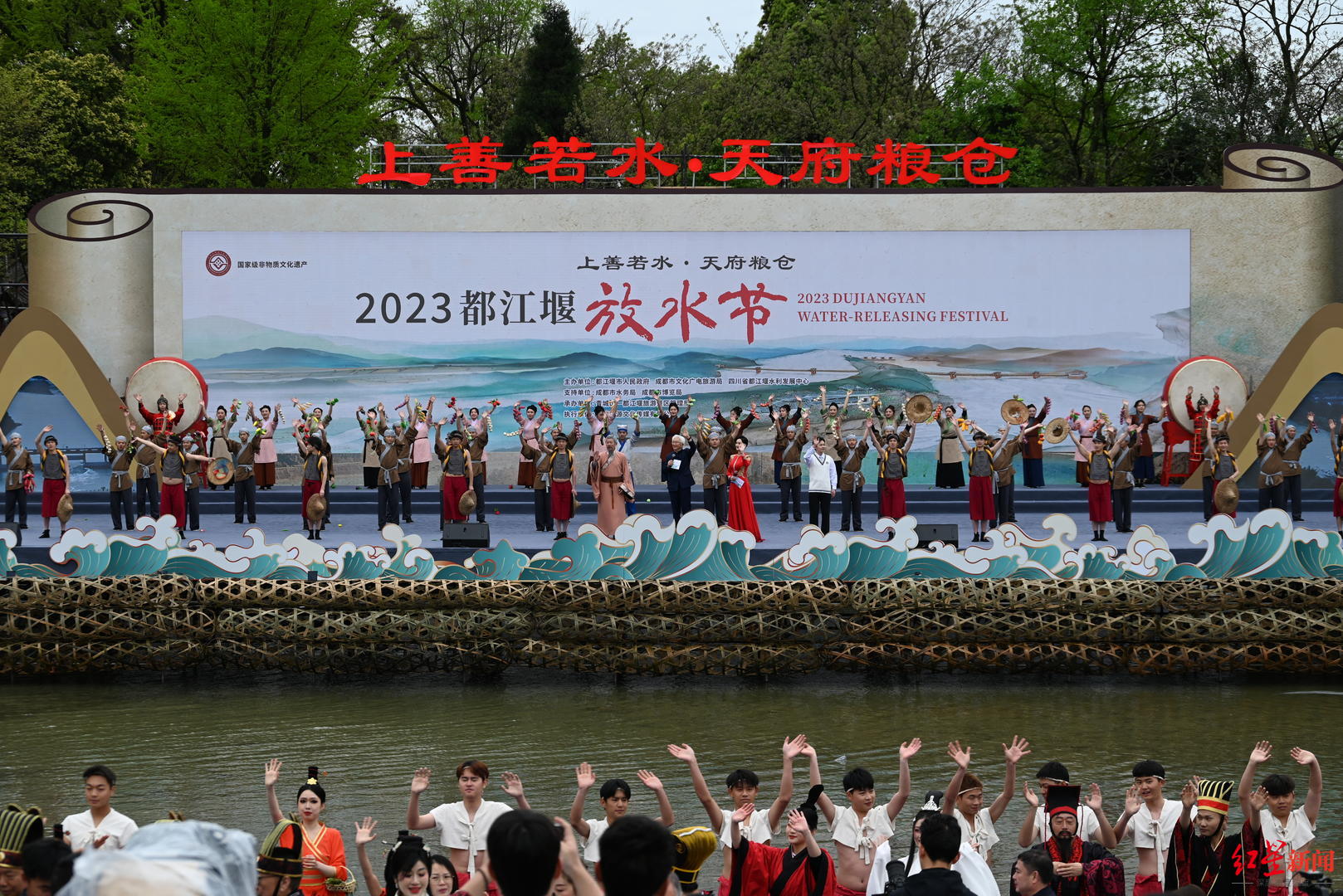 都江堰之所以长盛不衰,造福至今,就在于它坚持了严格的岁修制度.