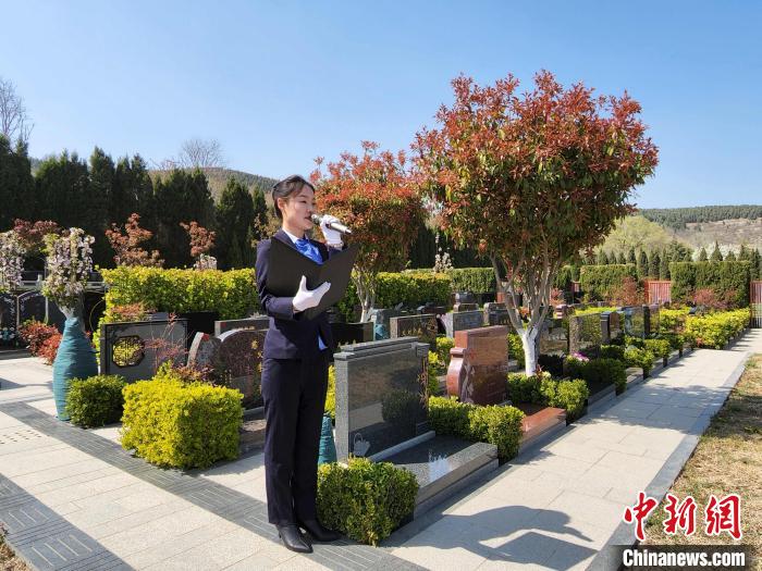 "95后"殡葬人:冷门职业"不冷" 温暖"两个世界"的人_新浪财经_新浪网