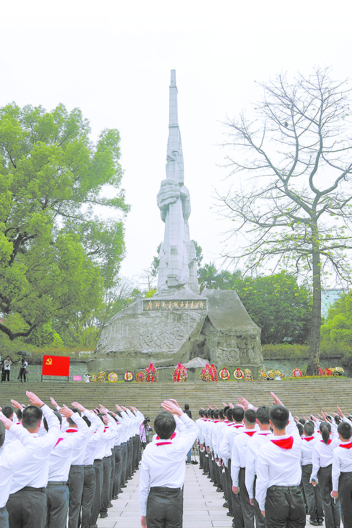 市民学生在广州起义烈士陵园开展祭扫活动——崇尚英雄气 传承先烈志_手机新浪网