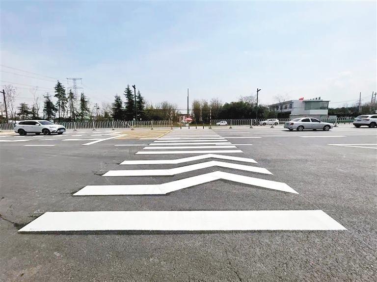 子午大道上的"波浪斑马线" 长安交警供图