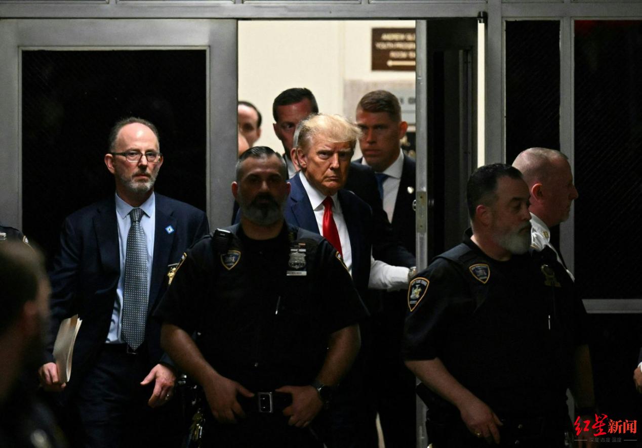 特朗普进入法院大楼 （图片来源：CNN）