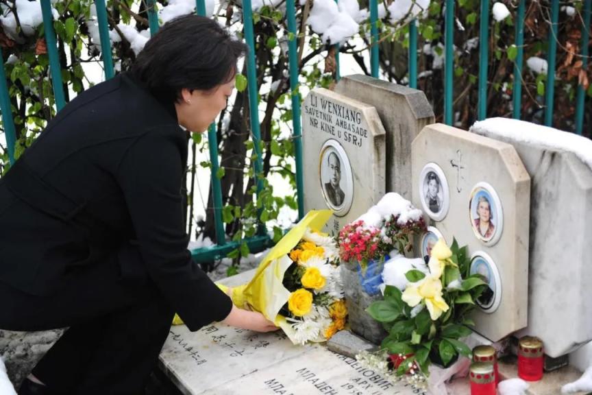 驻塞尔维亚使馆举行纪念活动,深切缅怀邵云环,许杏虎和朱颖|公墓_新浪