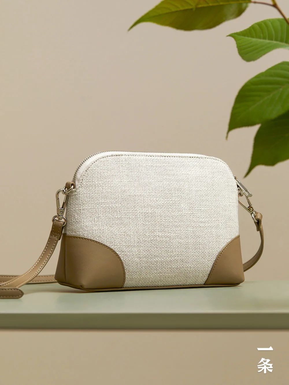 包包自身还特别轻,背起来没什么重量感,出门轻巧又时髦.