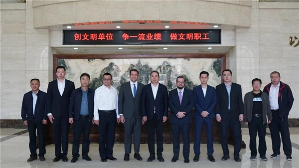 　　与会人员集体合影