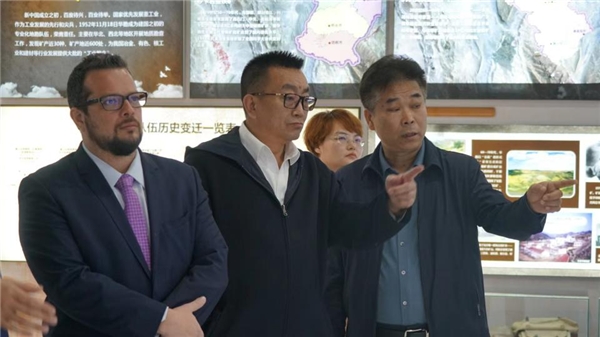 天津华勘集团总经理张志强为OZ集团、医药卫生交流合作委员会一行介绍参观华勘集团文化展区