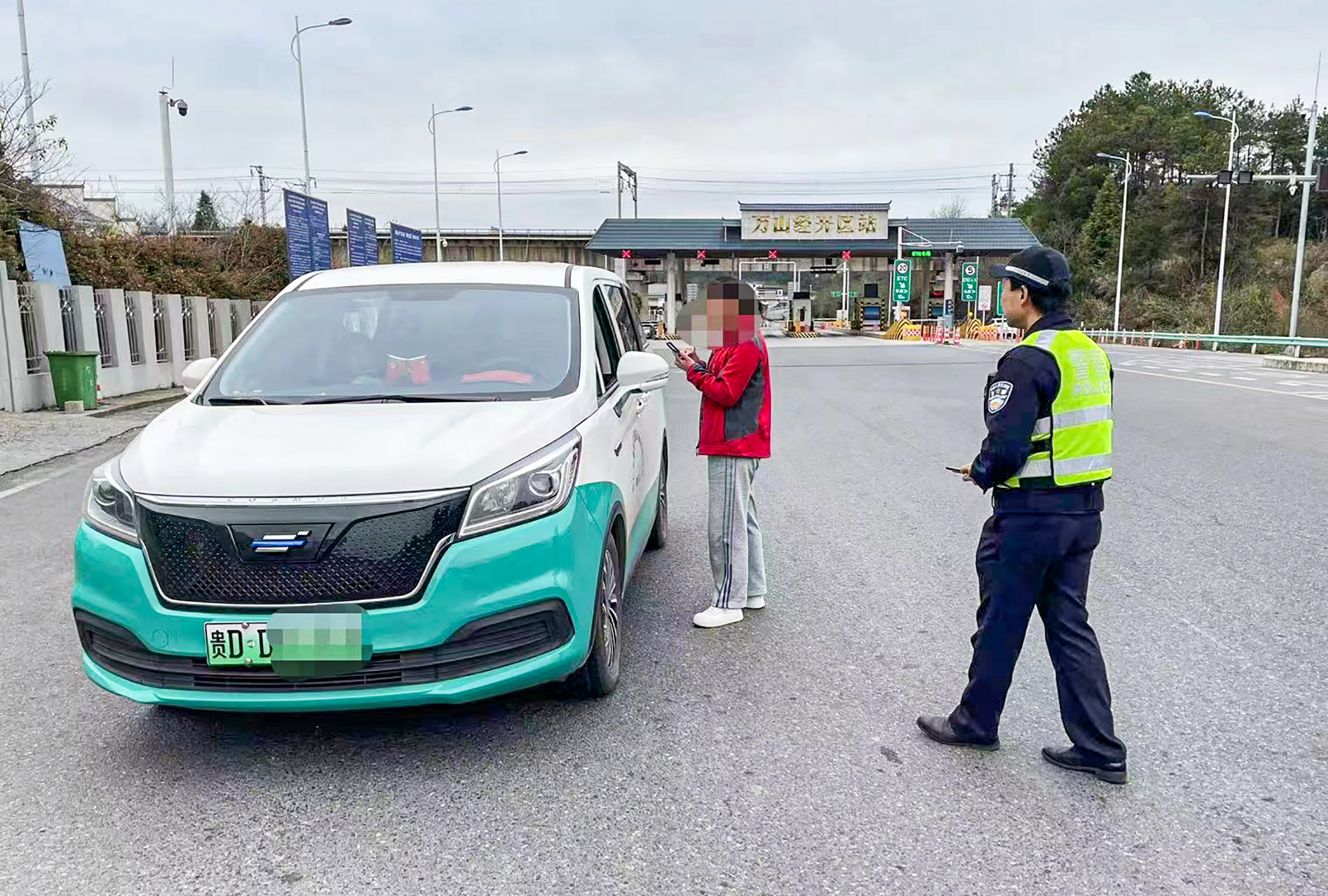 执勤民警对车辆进行检查