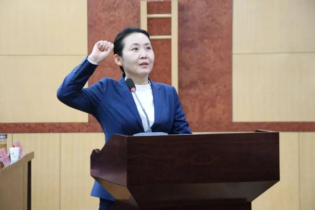 李春英进行宪法宣誓(图片来源:菏泽日报)