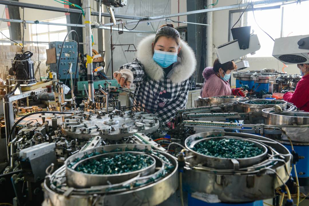 正阳县合兴灯饰有限公司生产车间有序生产.余川摄