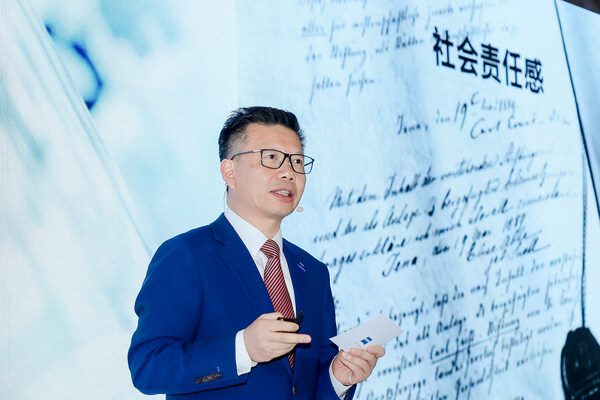 　　回溯百年之路，蔡司对创新与精准的追求，始终源于品牌强烈的社会责任，让社会公众“可持续”地看清看好