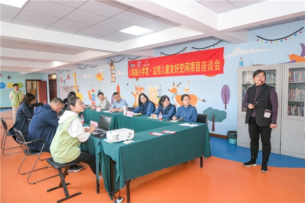 　　(荥阳站点的项目顾问贾峪镇民政局刘科长介绍项目内容)