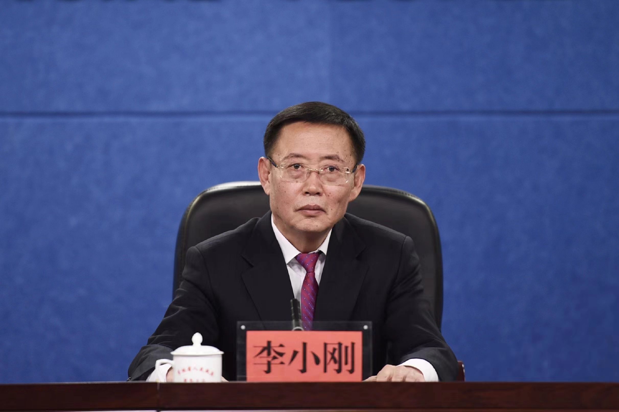 新闻发布会现场省交通厅副厅长李小刚答记者问