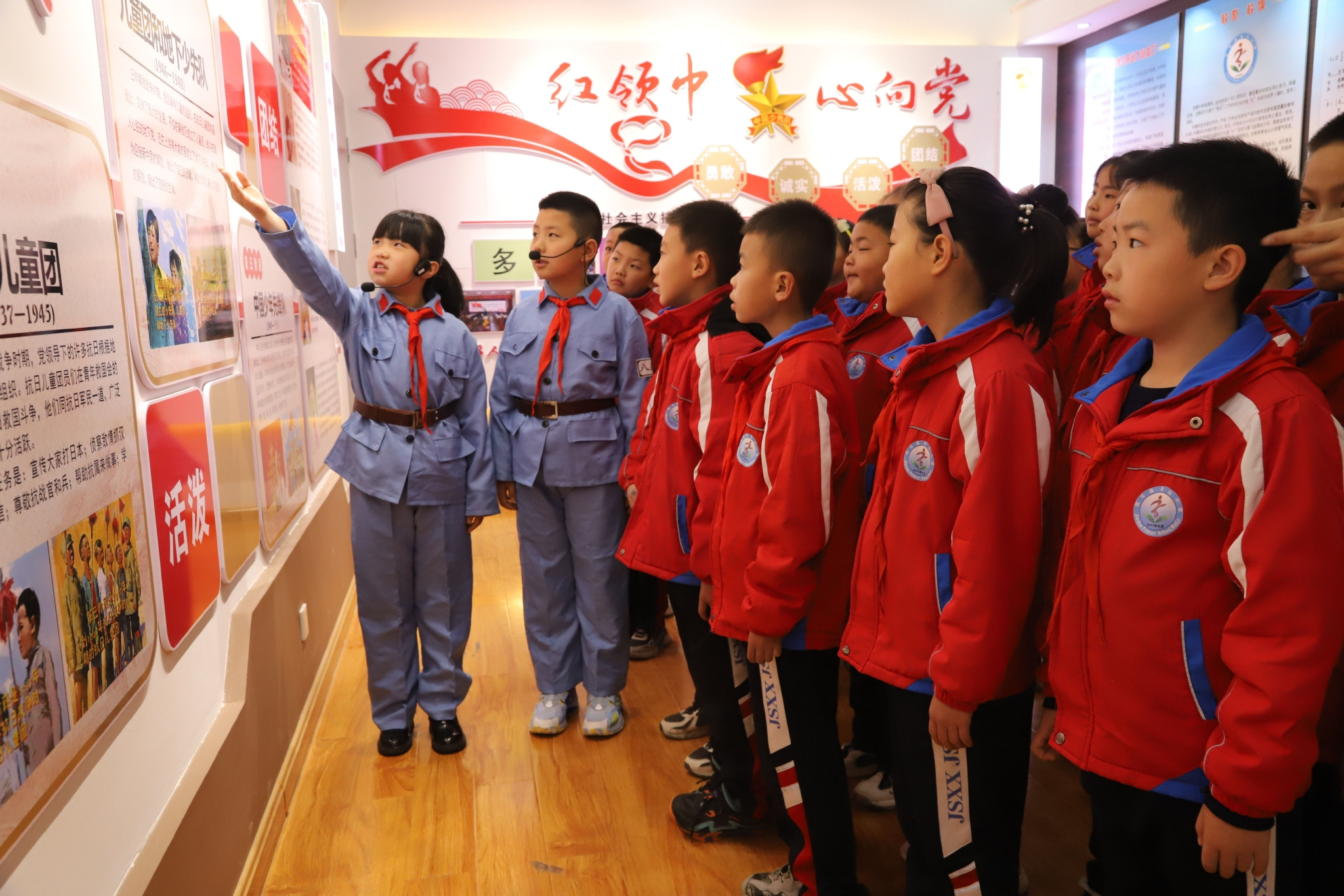 金山小学红领巾宣传团成员为同学们讲解抗日儿童团的英雄事迹&nbsp; &