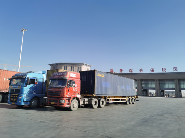 在喀什综保区门前，货车有序等待通行。新华社记者刘红霞 摄