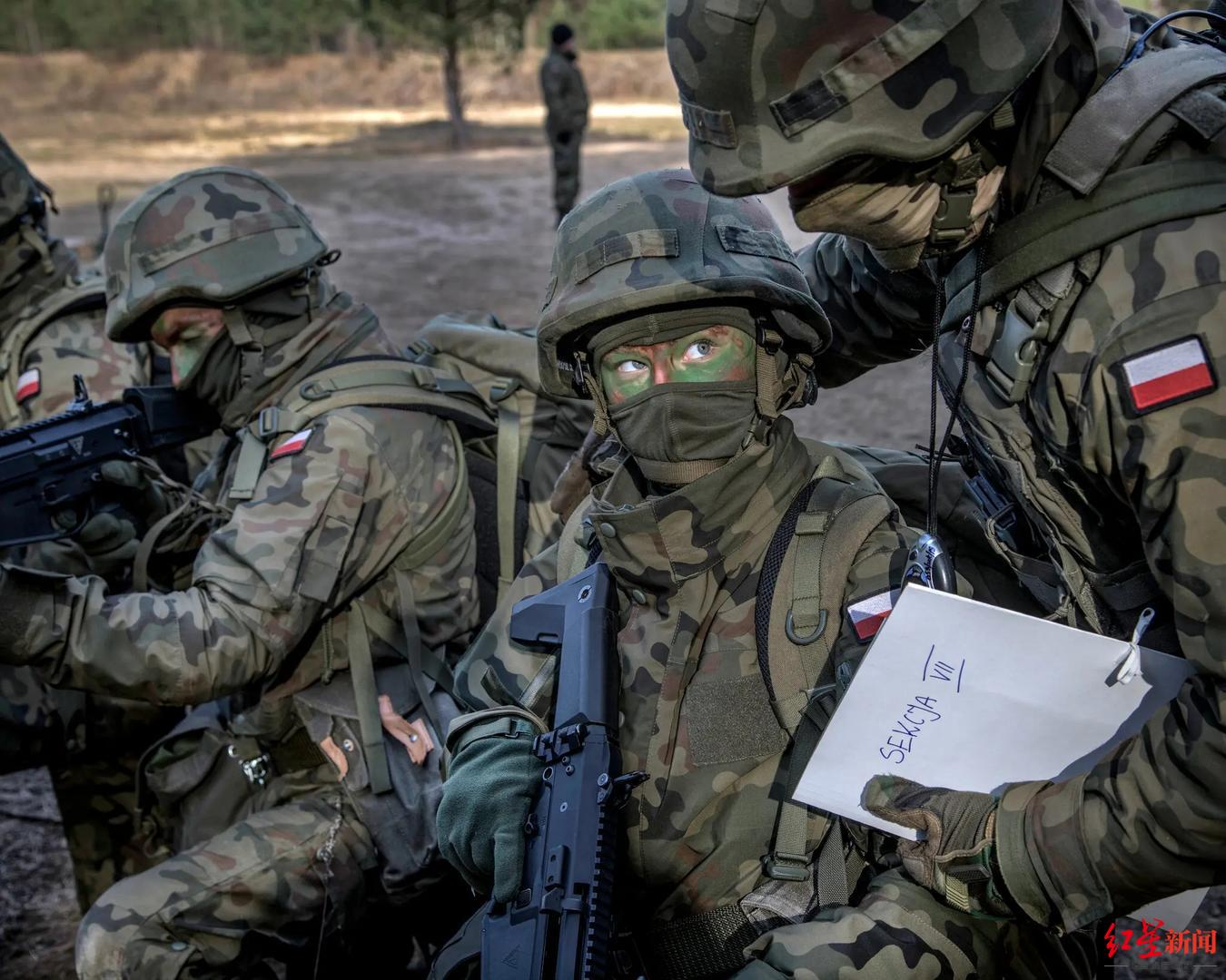 ↑波兰领土防御部队为放假休息的学生进行了为期16天的训练