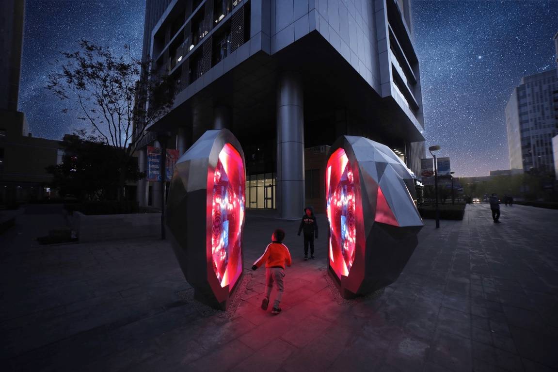 　　Sencity打造的“浪漫复兴者”位于中关村壹号的城市数字景观