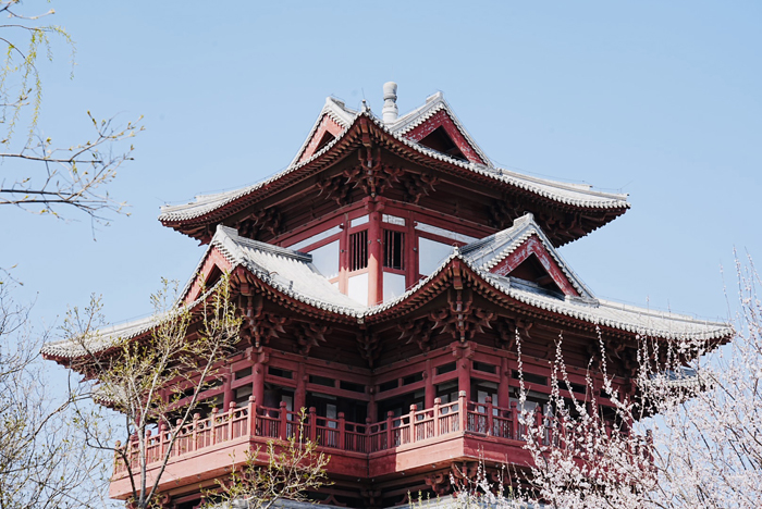 4月2日,北京园博园文昌阁的春日景色.(王若涵摄)