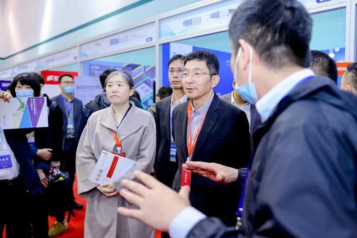 　　图6：中国海洋石油集团有限公司科技与信息化部总经理单彤文、中国中化控股有限?责任公司数字化部副总经理崔靖莅临长扬展位