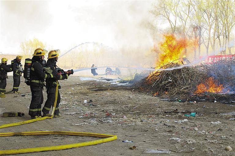 图为消防员正在用水枪灭火.本报通讯员 杨文佳 摄