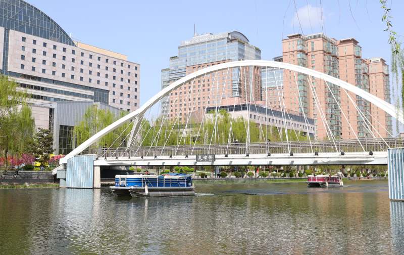 亮马河上的友谊桥.新京报记者 王飞 摄