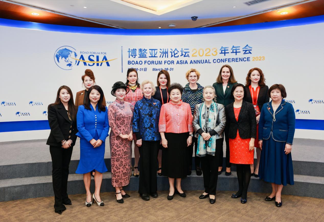 　　(女性圆桌合影)