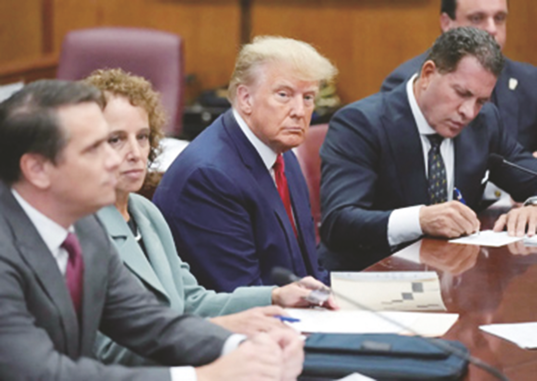 4日在纽约州纽约市出庭应诉,成为美国历史上首位被刑事起诉的前总统