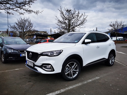 一辆刚上牌的崭新名爵mg汽车停放在柏林一停车场里.本报记者 李山摄