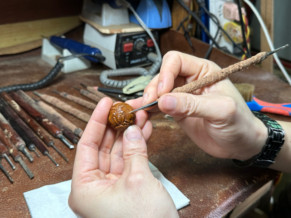 方寸之间起舞,一刀一刻风华!走进雷州核雕隐秘的世界_新浪财经_新浪网