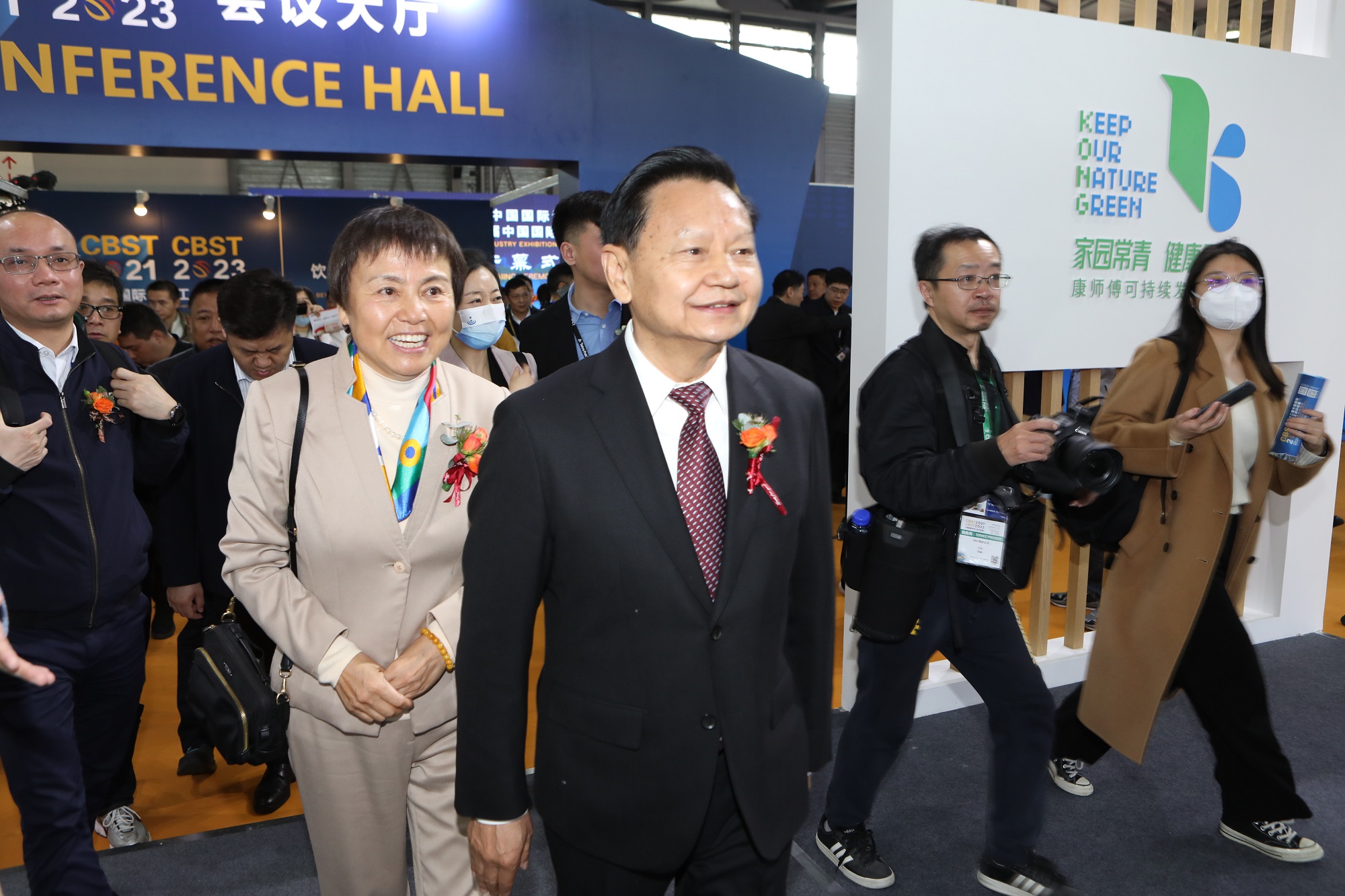 　　中国轻工业联合会会长张崇和和中国饮料工业协会名誉理事长赵亚利参观康师傅饮品展区