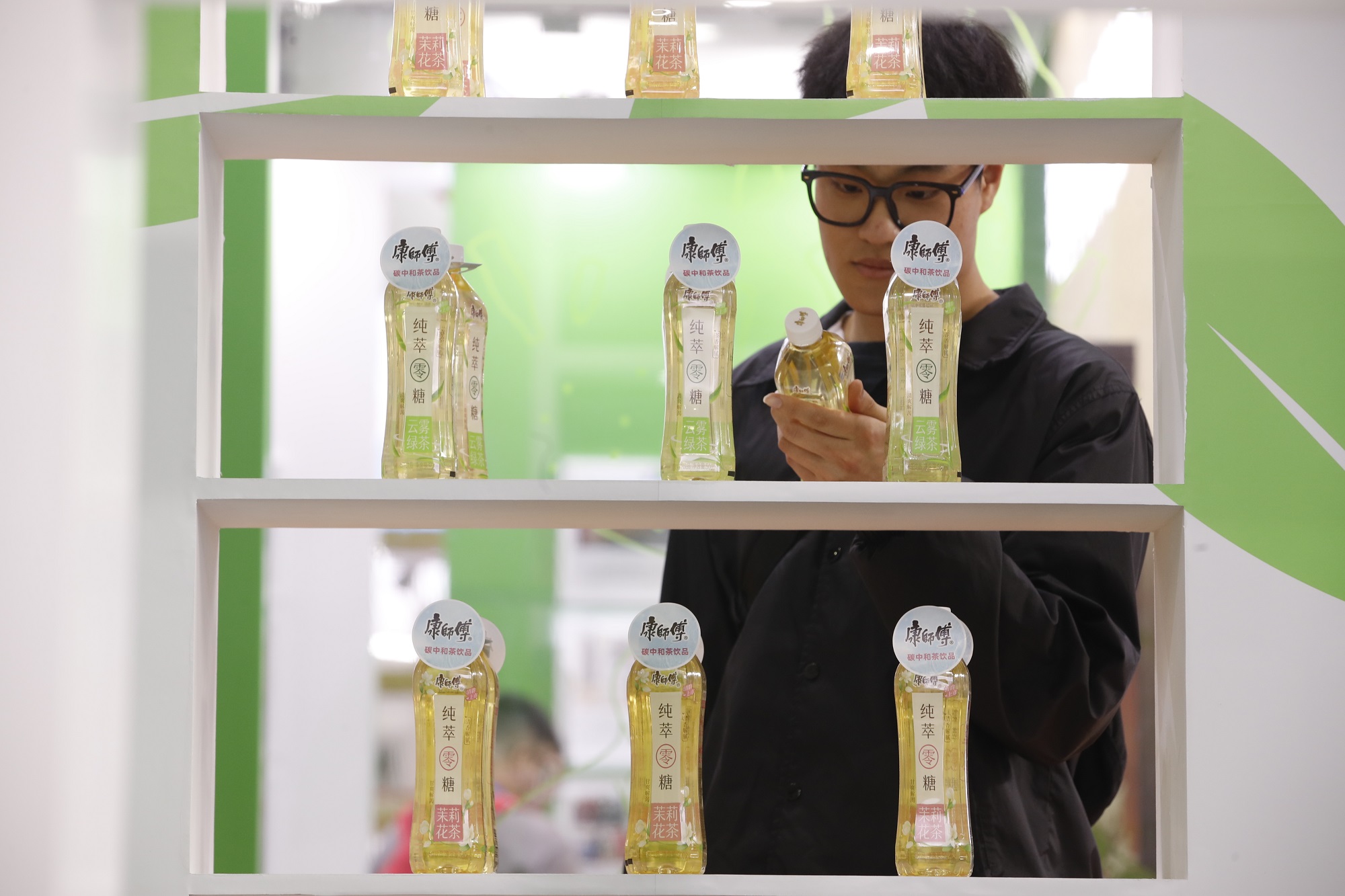 　　观众饶有兴趣地了解国内首款取得碳中和认证的的茶类饮料—康师傅“纯萃零糖原味茶饮料”