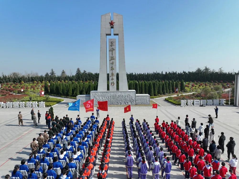 各界人士在革命烈士纪念碑前缅怀先烈