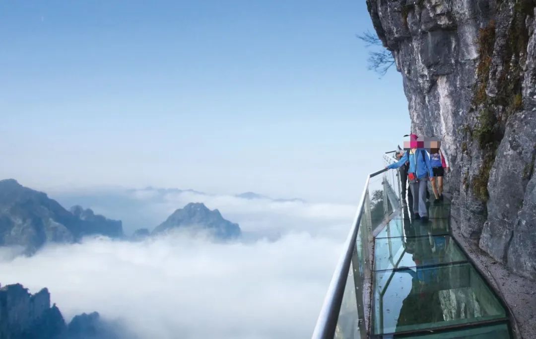 天门山玻璃栈道.图/张家界天门山景区官方微博