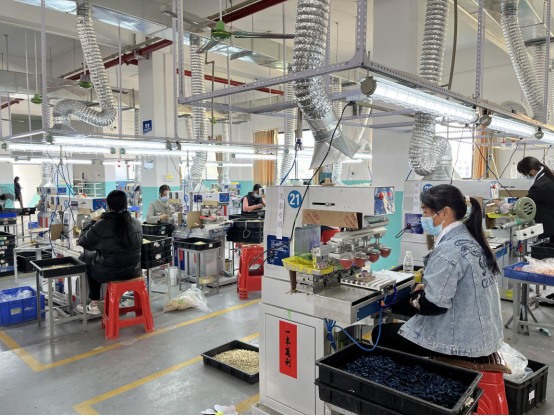 图为北流市昌盛玩具厂生产车间.谢卓玲/摄