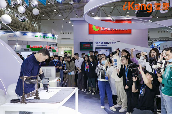 強腦科技BrianCo的智能仿生手體驗官表演書寫毛筆字