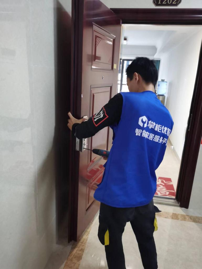 　　▲广西南宁陆师傅正在安装智能门锁