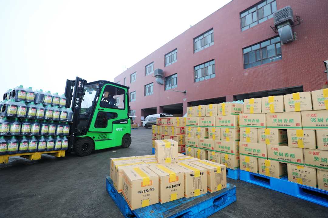 新疆笑厨食品有限公司内,工人正在将包装好的货物进行装车.(资料图片)