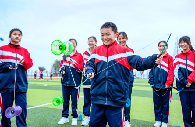 学生在课间开展抖空竹运动 翟慧勇 摄