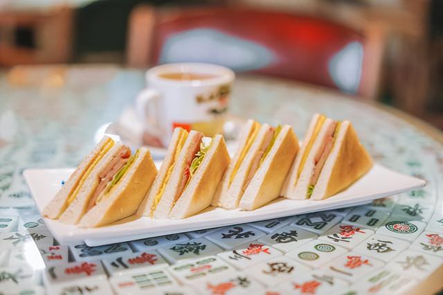 广州一餐厅因收“白开水费”引争议 工作人员：明码标价