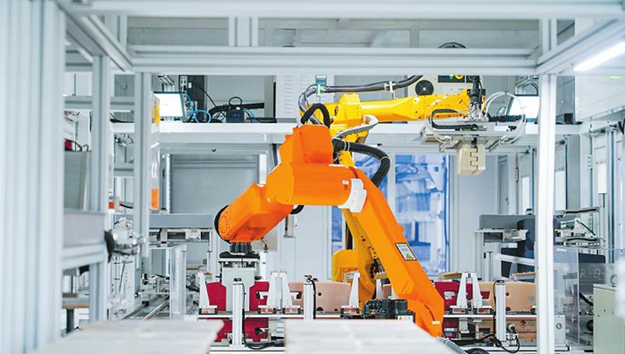 通威太阳能金堂基地太阳能电池片生产线上机械臂正在操作.受访者供图