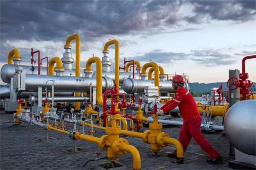 中国石油西南油气田重庆气矿开州作业区，增压机组装置逐渐进入高位运行期。图为采输气增压东站员工调节汇管阀门开关。程红 胡毅