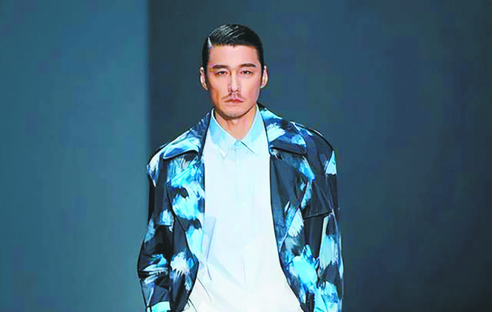 模特穿着利郎的服装走秀