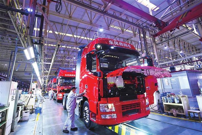 十堰东风商用车有限公司车辆生产装配线上,每两分钟就有一辆东风车