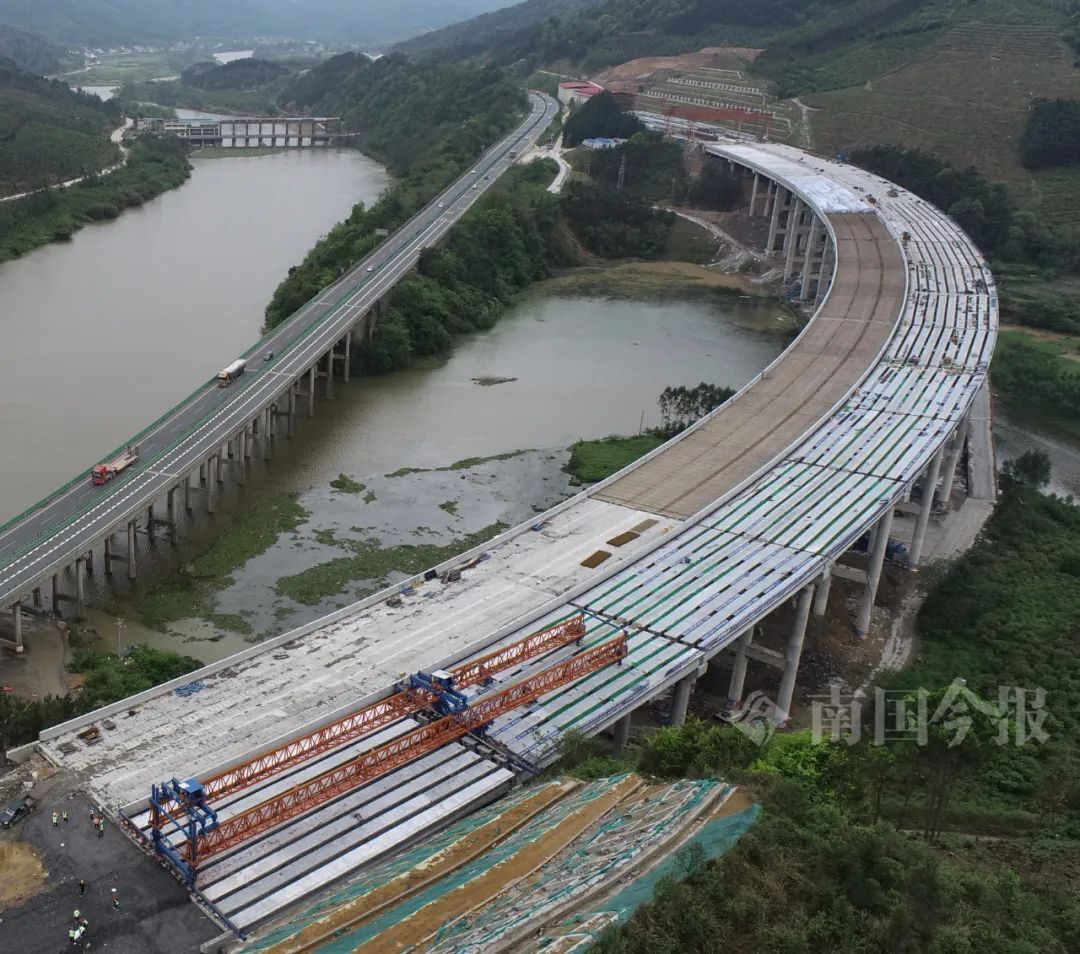 桂柳高速公路改扩建项目鲤鱼滩2号大桥全幅顺利贯通